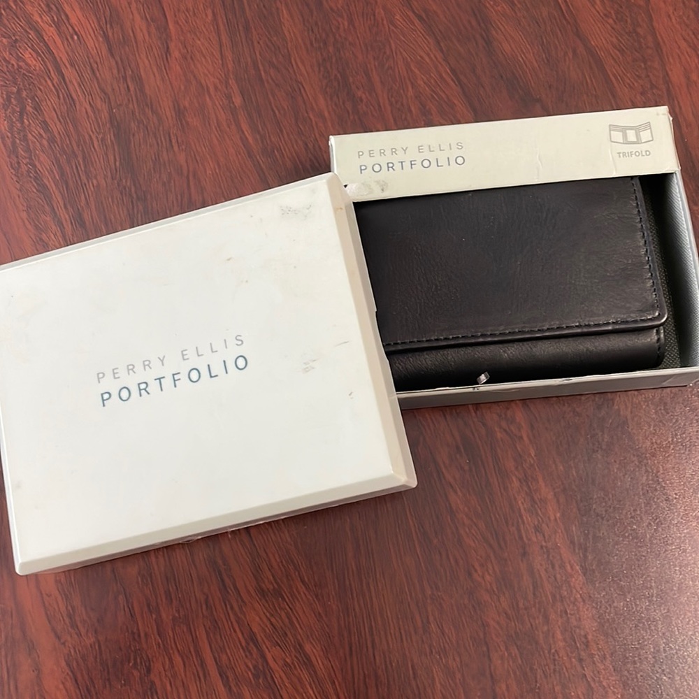 Perry Ellis Portfolio black leather Tri-fold wallet